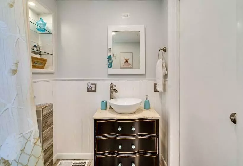 Walworth Home W/ Hot Tub   Near Golf Courses!