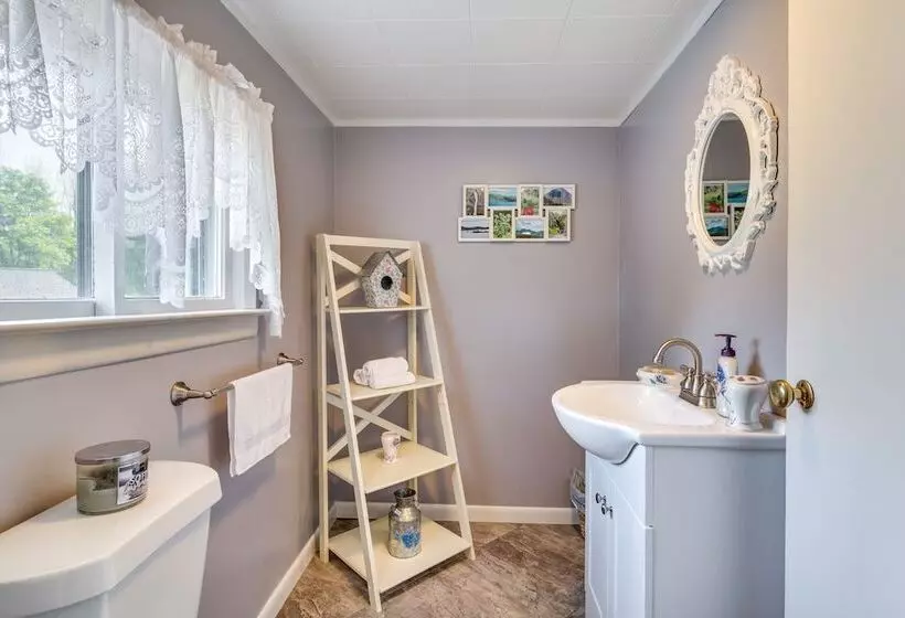 Walworth Home W/ Hot Tub   Near Golf Courses!