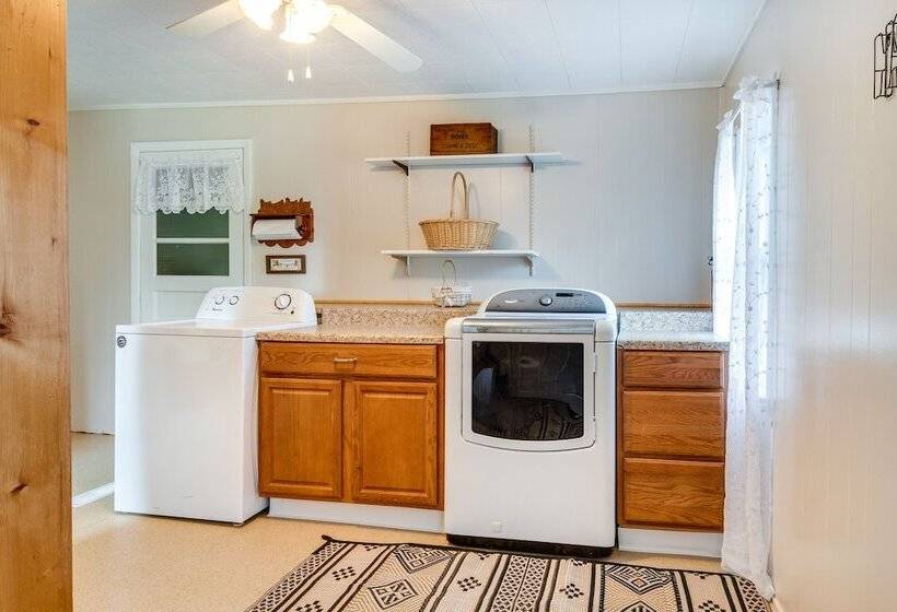 Walworth Home W/ Hot Tub Near Golf Courses!