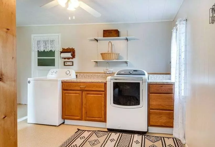 Walworth Home W/ Hot Tub   Near Golf Courses!