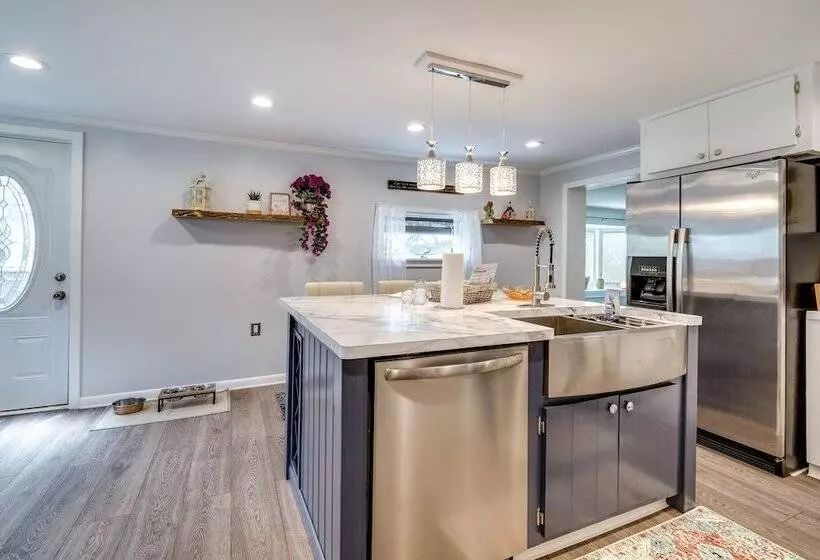 Walworth Home W/ Hot Tub   Near Golf Courses!