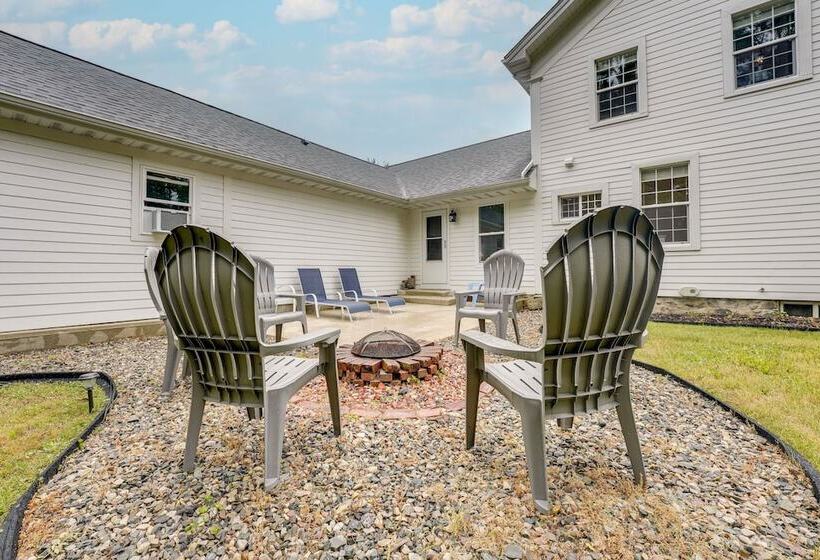 Wolcottville Farmhouse: 18 Mi To Shipshewana