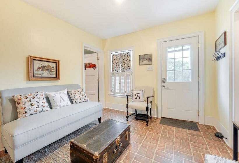 Wolcottville Farmhouse: 18 Mi To Shipshewana