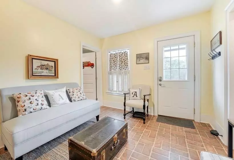 Wolcottville Farmhouse: 18 Mi To Shipshewana