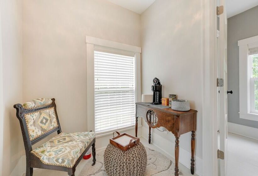 Wolcottville Farmhouse: 18 Mi To Shipshewana