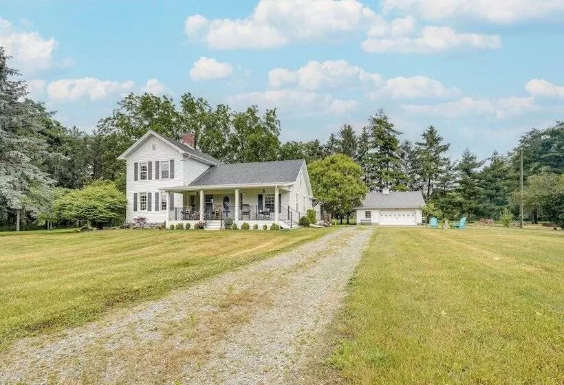 Wolcottville Farmhouse: 18 Mi To Shipshewana