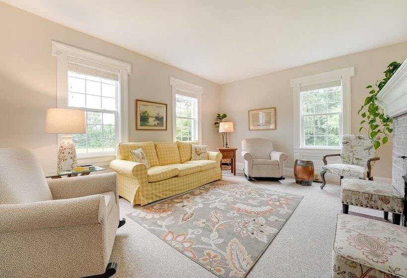 Wolcottville Farmhouse: 18 Mi To Shipshewana