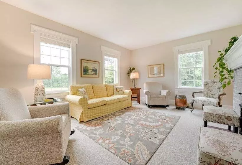 Wolcottville Farmhouse: 18 Mi To Shipshewana