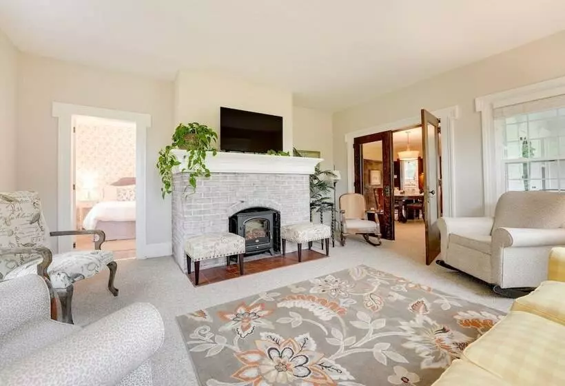 Wolcottville Farmhouse: 18 Mi To Shipshewana