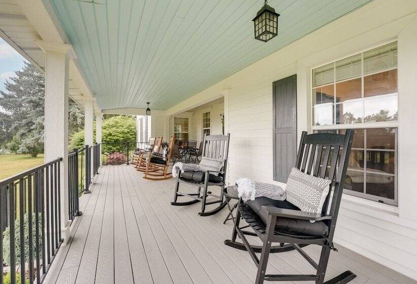 Wolcottville Farmhouse: 18 Mi To Shipshewana