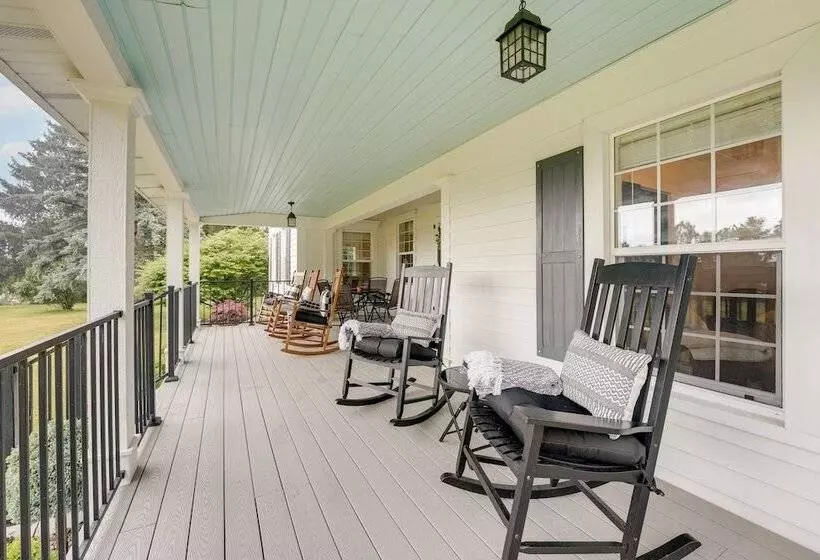 Wolcottville Farmhouse: 18 Mi To Shipshewana