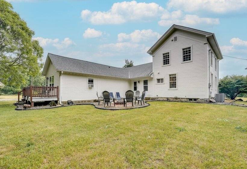 Wolcottville Farmhouse: 18 Mi To Shipshewana