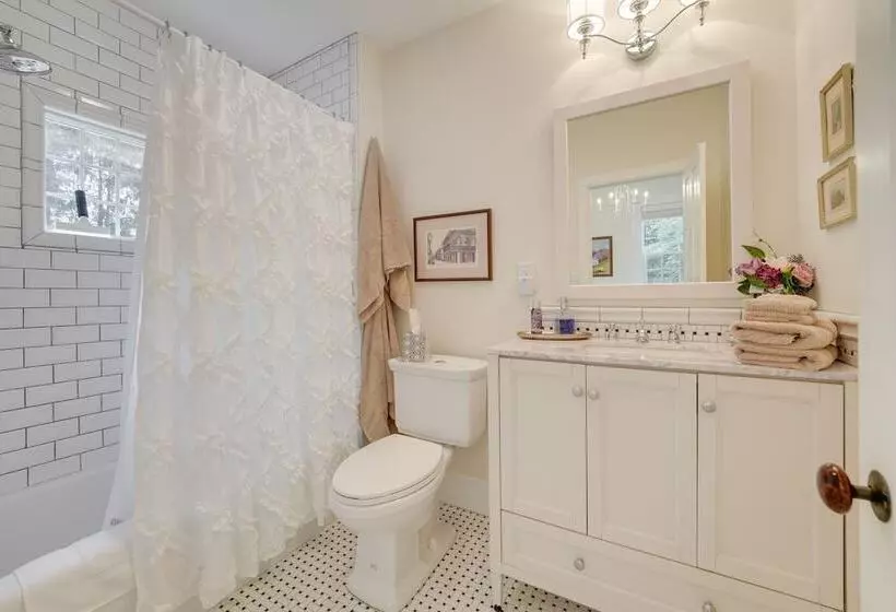 Wolcottville Farmhouse: 18 Mi To Shipshewana