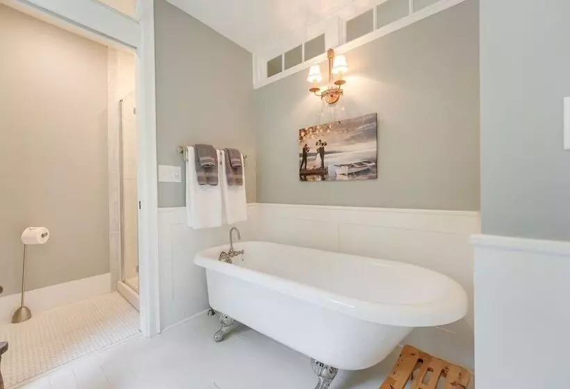 Wolcottville Farmhouse: 18 Mi To Shipshewana