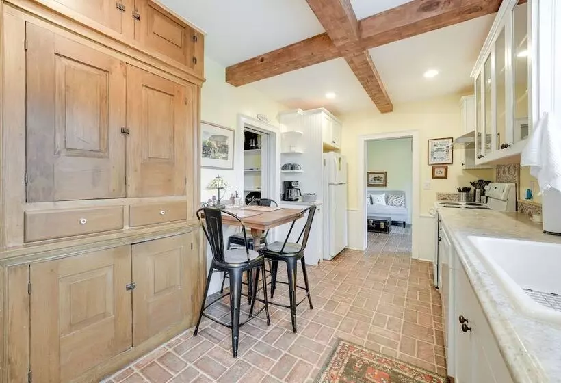 Wolcottville Farmhouse: 18 Mi To Shipshewana