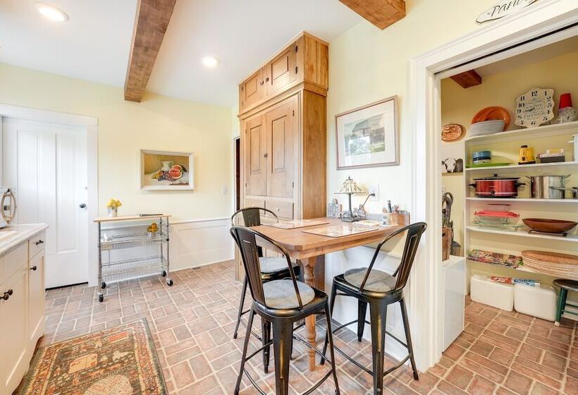 Wolcottville Farmhouse: 18 Mi To Shipshewana