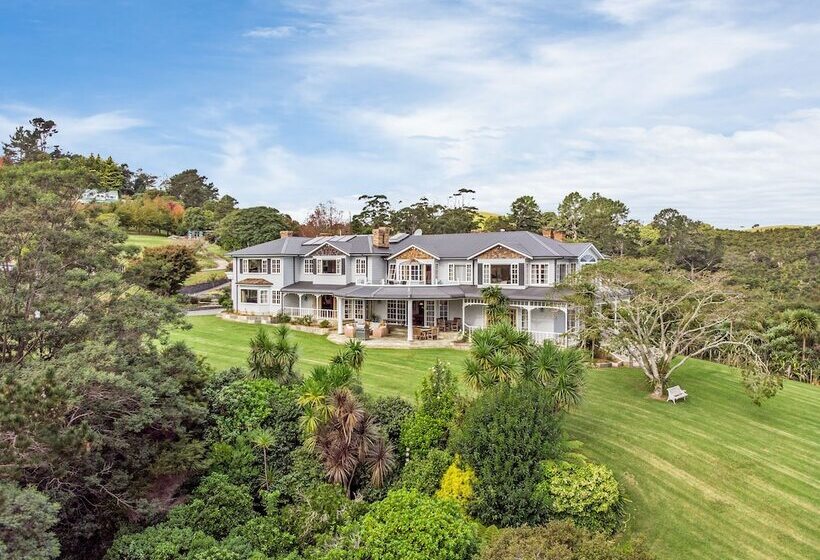 Отель Matauwhi Bay Manor