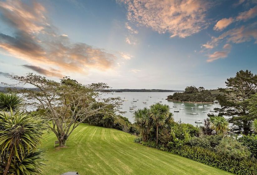 Отель Matauwhi Bay Manor