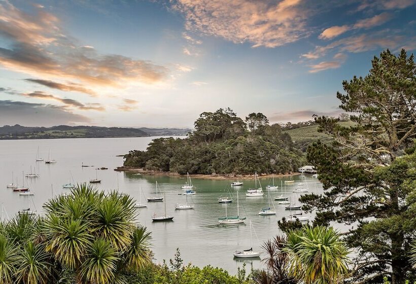 Отель Matauwhi Bay Manor