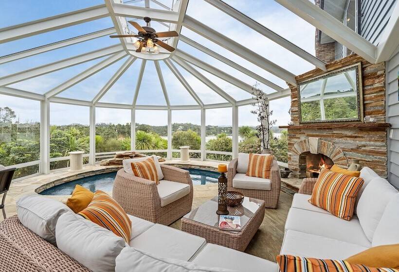 Отель Matauwhi Bay Manor