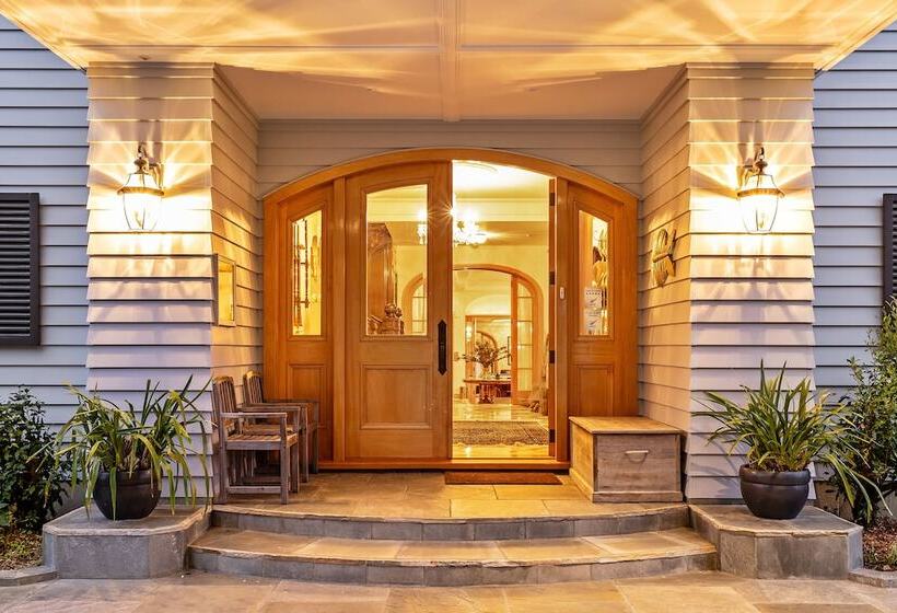 Отель Matauwhi Bay Manor