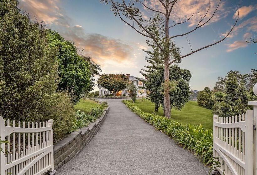 Отель Matauwhi Bay Manor