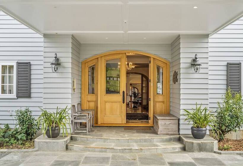 Отель Matauwhi Bay Manor