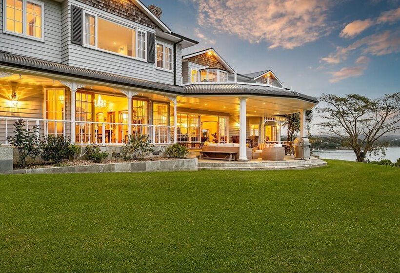 Отель Matauwhi Bay Manor