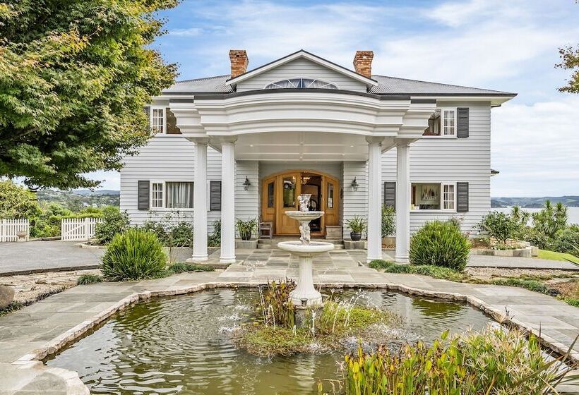 Отель Matauwhi Bay Manor