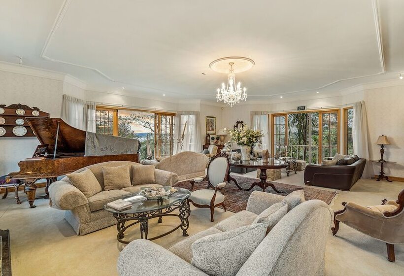 Отель Matauwhi Bay Manor