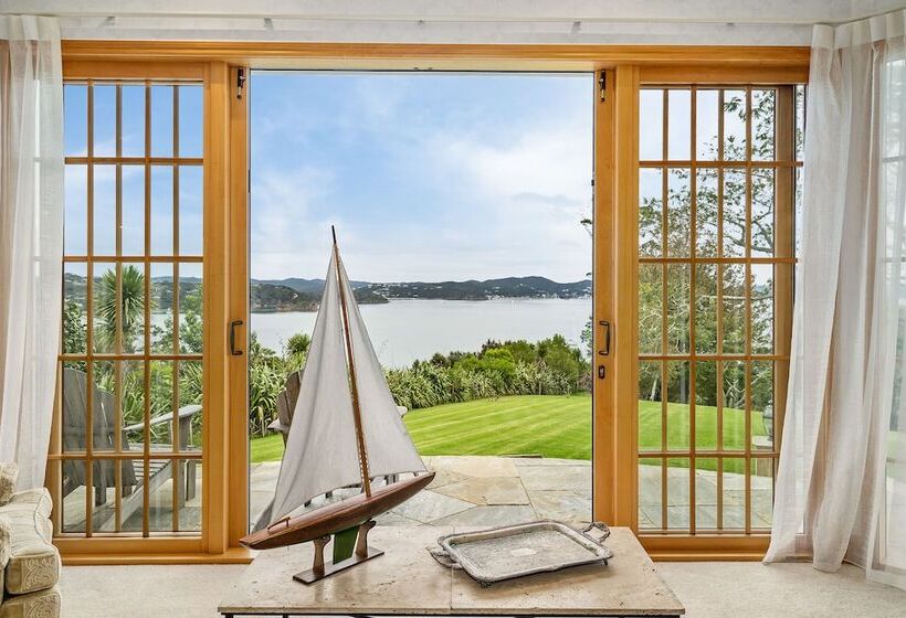 Отель Matauwhi Bay Manor