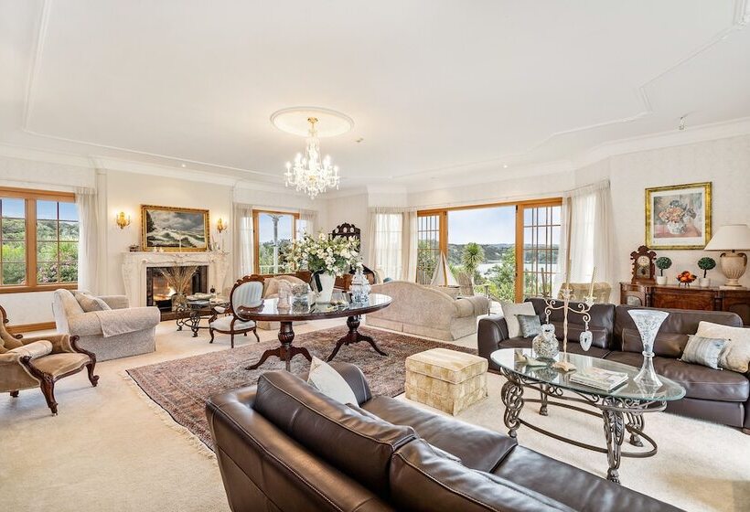 Отель Matauwhi Bay Manor