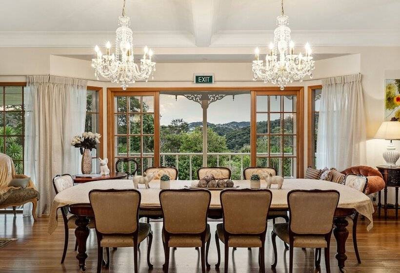 Отель Matauwhi Bay Manor