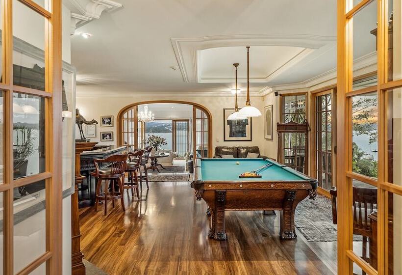 Отель Matauwhi Bay Manor