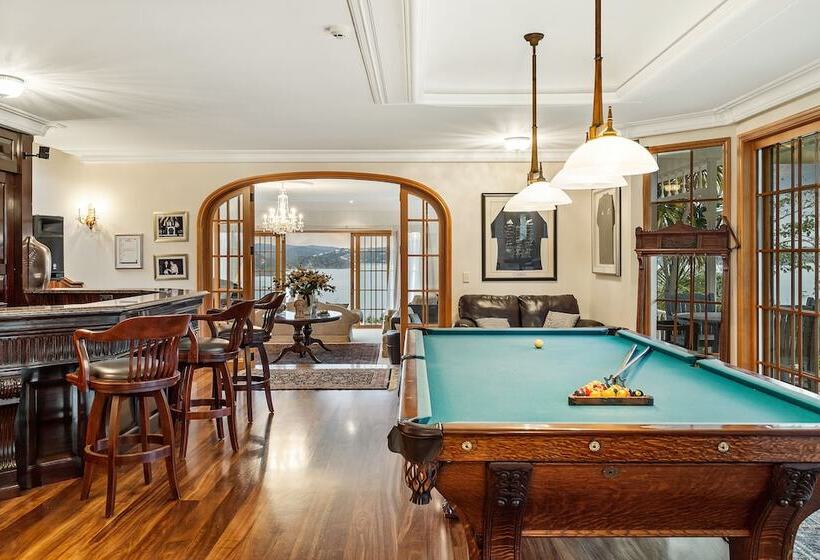 Отель Matauwhi Bay Manor