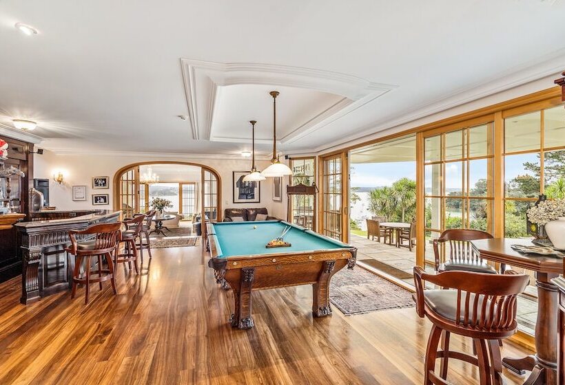 Отель Matauwhi Bay Manor