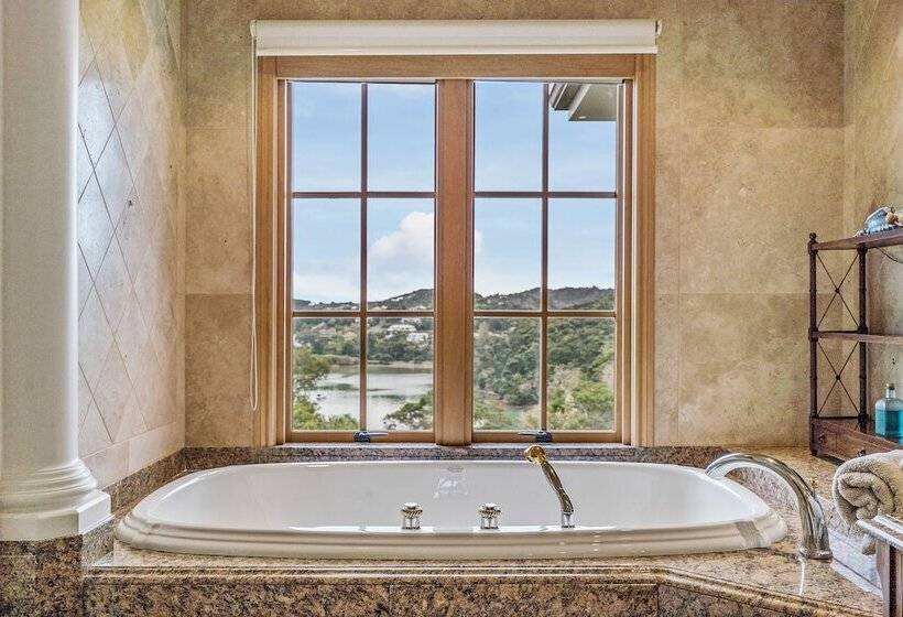 Отель Matauwhi Bay Manor