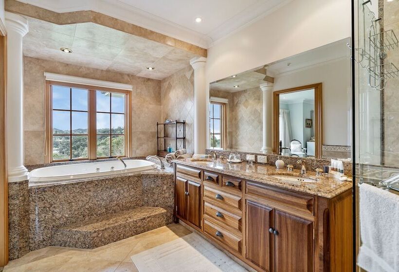 Отель Matauwhi Bay Manor