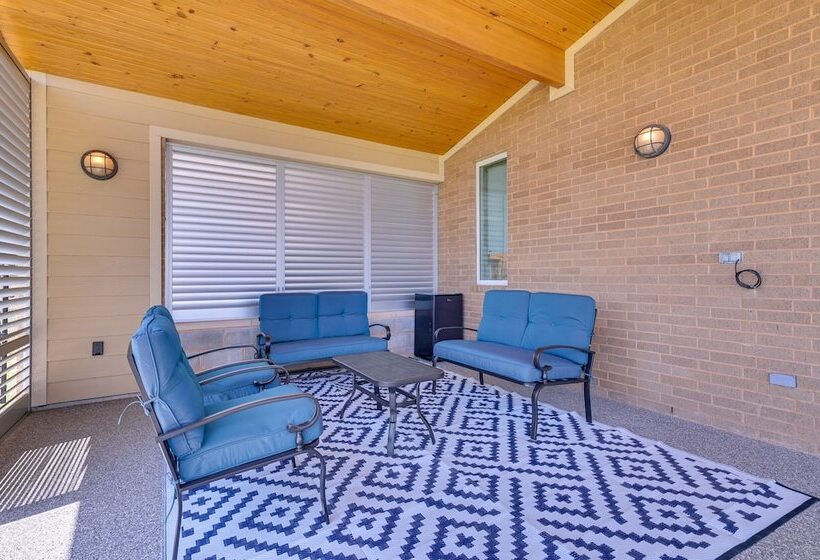 26 Acre Pilot Point Ranch Home W/ Pool & Mini Golf