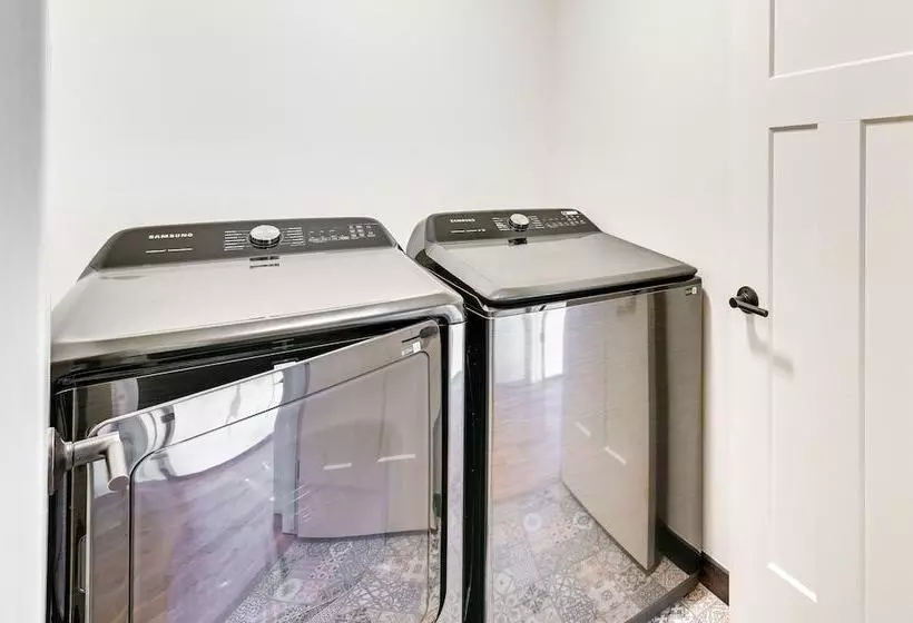 26 Acre Pilot Point Ranch Home W/ Pool & Mini Golf