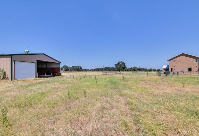 26 Acre Pilot Point Ranch Home W/ Pool & Mini Golf