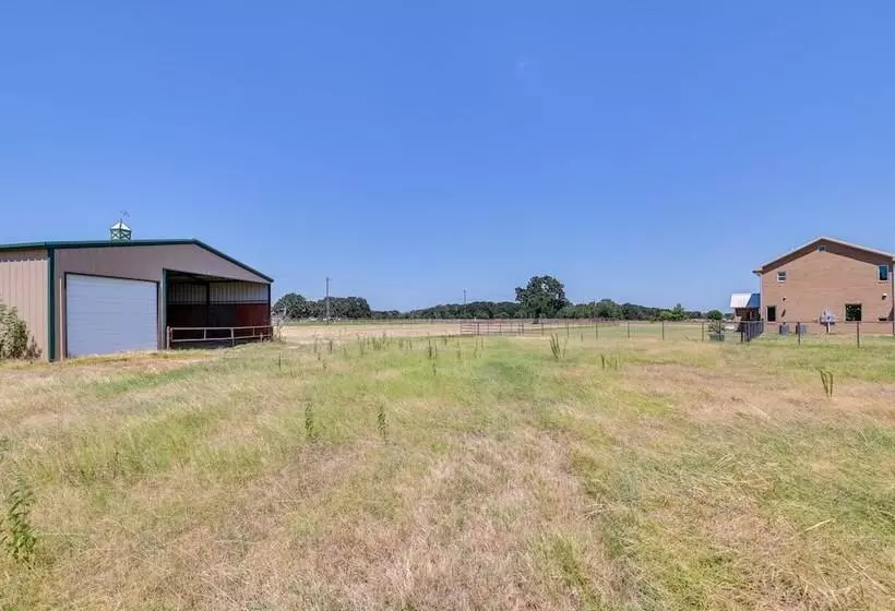 26 Acre Pilot Point Ranch Home W/ Pool & Mini Golf