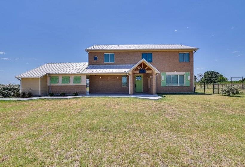 26 Acre Pilot Point Ranch Home W/ Pool & Mini Golf