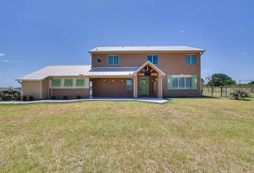 26 Acre Pilot Point Ranch Home W/ Pool & Mini Golf