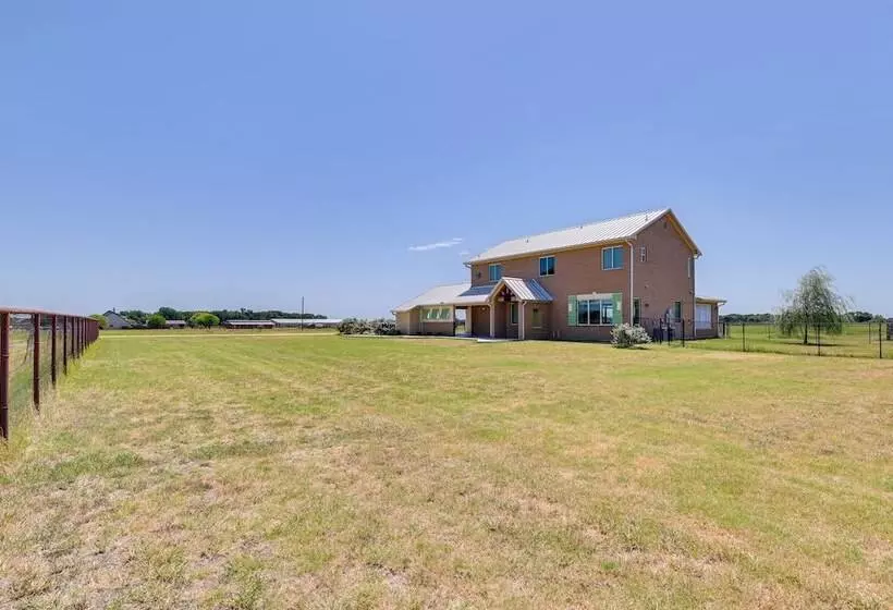 26 Acre Pilot Point Ranch Home W/ Pool & Mini Golf