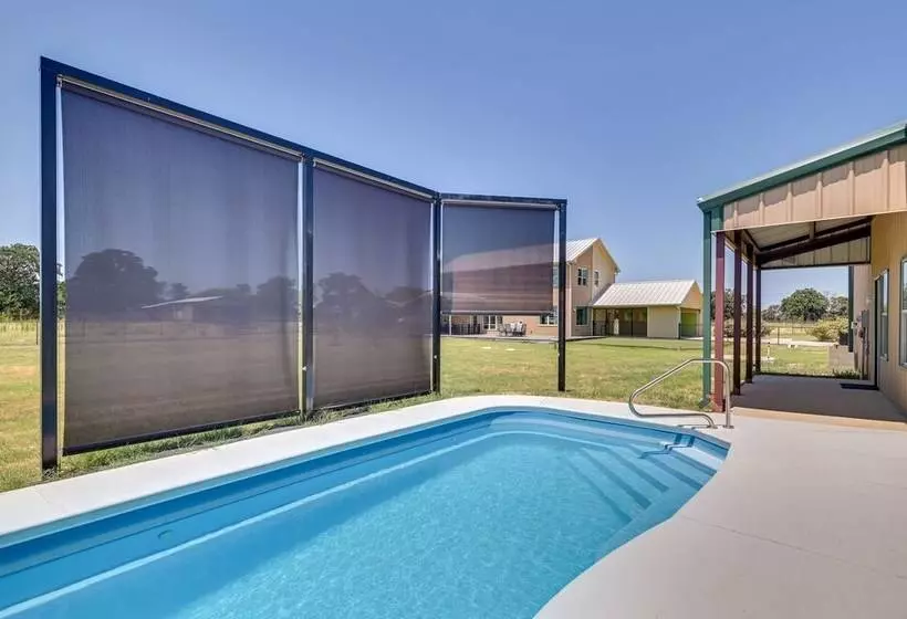 26 Acre Pilot Point Ranch Home W/ Pool & Mini Golf