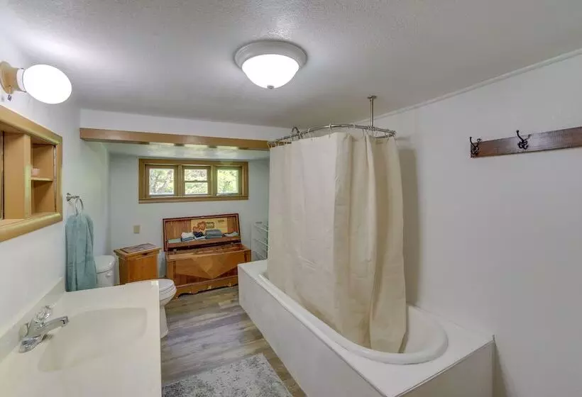 1 Mi To Lake Superior: Cottage W/ Sauna & Rec Room