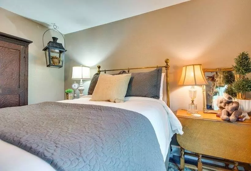 Charming Cotter Vacation Rental, Walk To River!