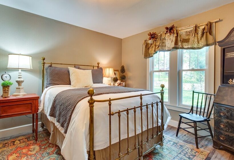 Charming Cotter Vacation Rental, Walk To River!