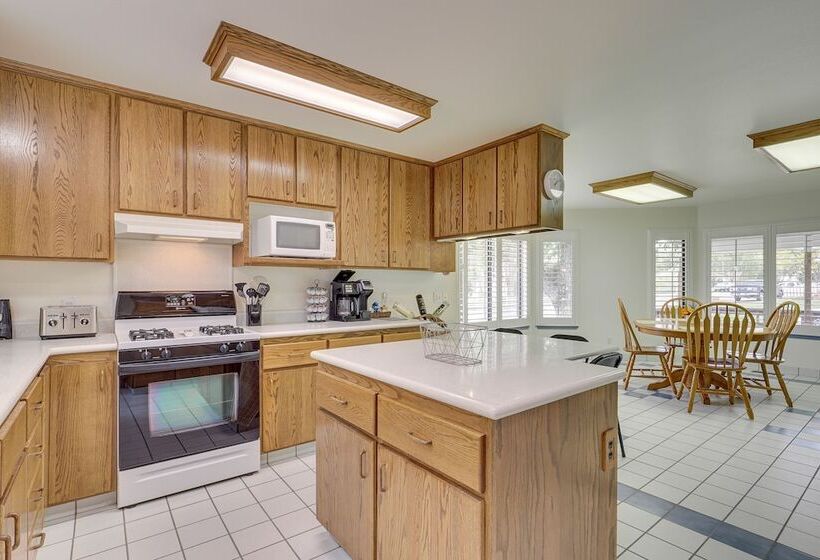 Charming Elko Home W/ Pool Table!